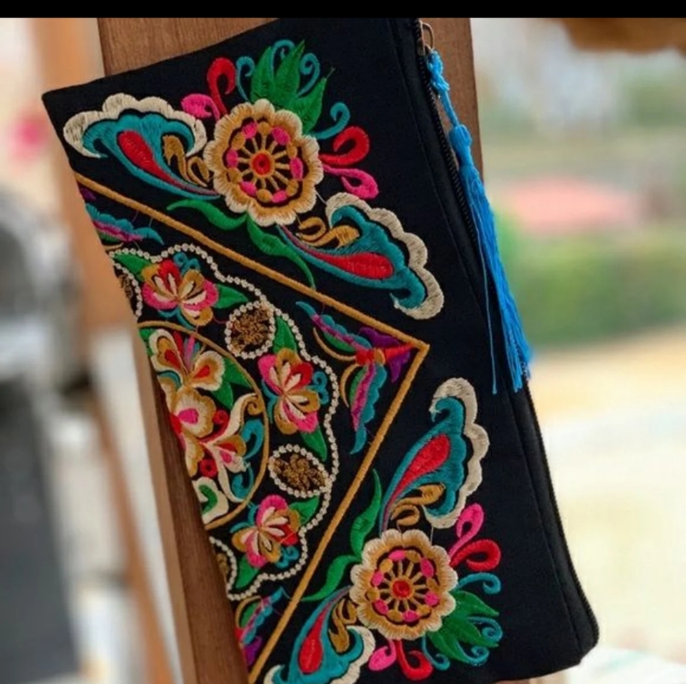 Embroidered hand purse wristlet